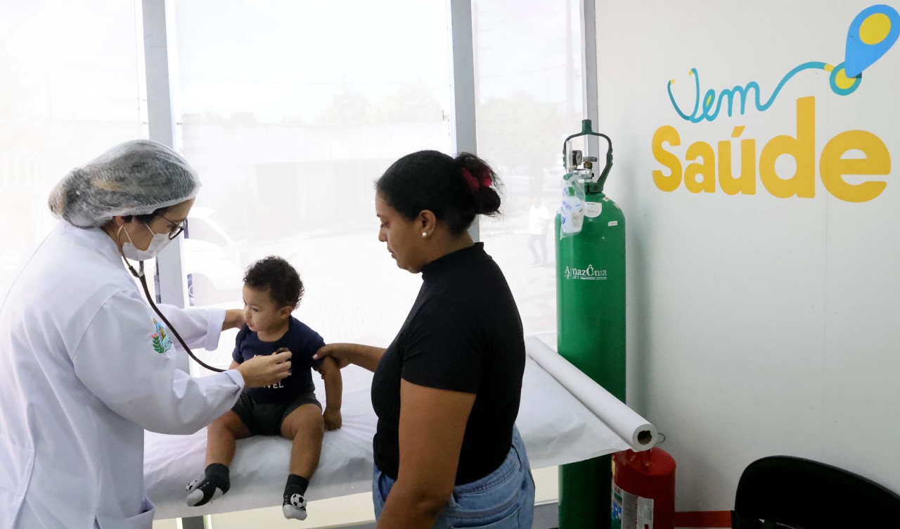 médica atendendo uma paciente